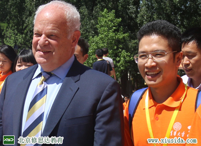 陈赞地老师与马丁塞利格曼合影于清华大学积极心理学论坛